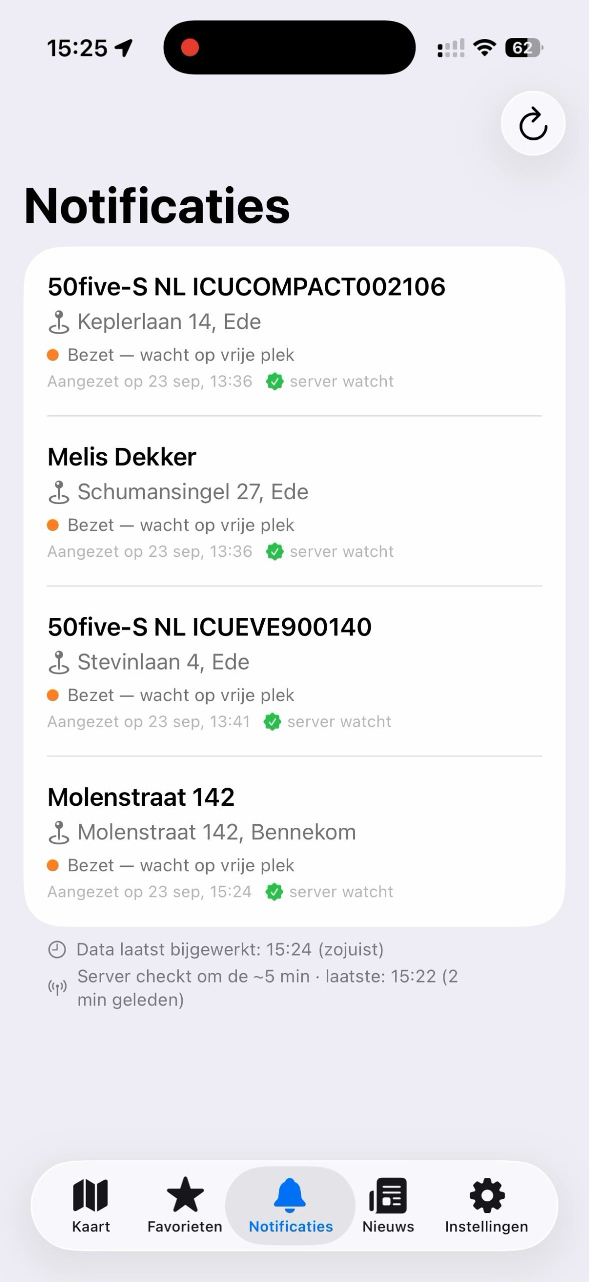 Origineel notificatiescherm uit de appopname met laadpalen die op een vrije plek worden gecontroleerd