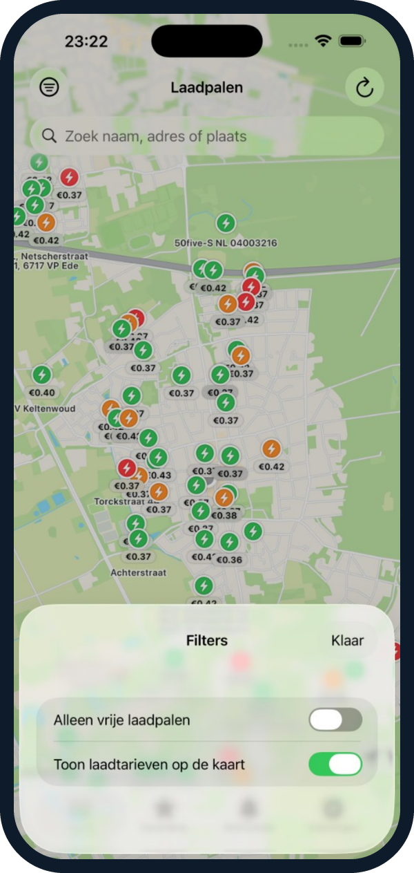 Kaart in de Laadpaal Checker app met laadtarieven per kWh onder de laadpalen