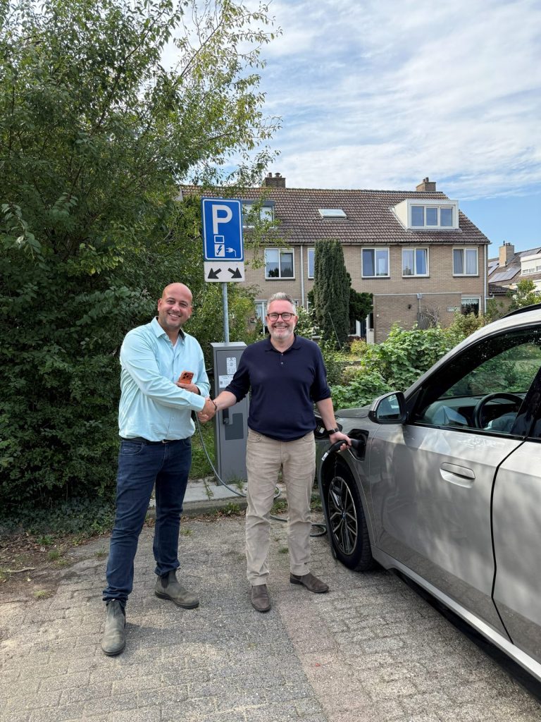 Arjan Marsman (links) en Ivar Camps (rechts) bij de samenwerking tussen NexDrive en Laadpaalchecker.nl